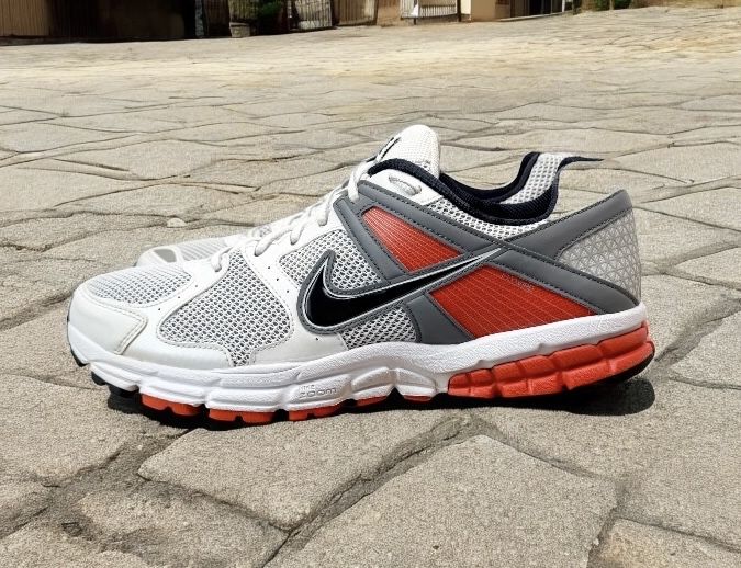 Nike Zoom Vomero 5 (44) 28см. Маратонки