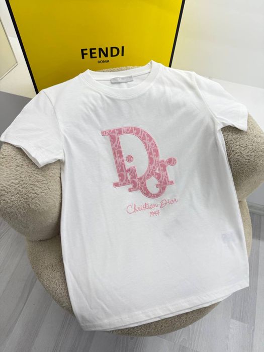 Продавам дамски тениски топ качество