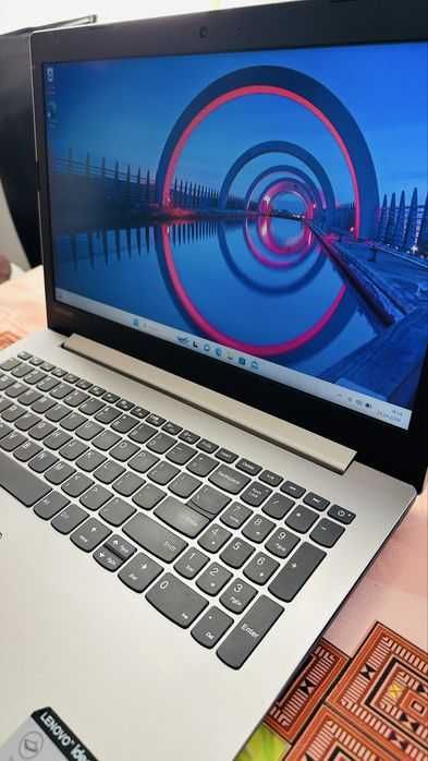 Laptop Lenovo, I3, 8GB RAM, 250GB SD (bine întreținut, fără urme de uzură)