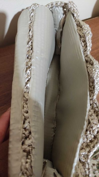 Дамска чантичка ръчно плетена на една кука