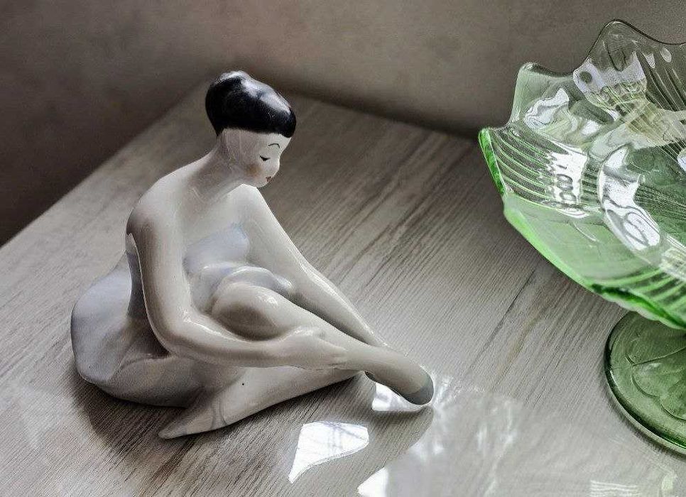 Статуэтка. 1960 -70 г.г Балерина надевает пуанты  Городница