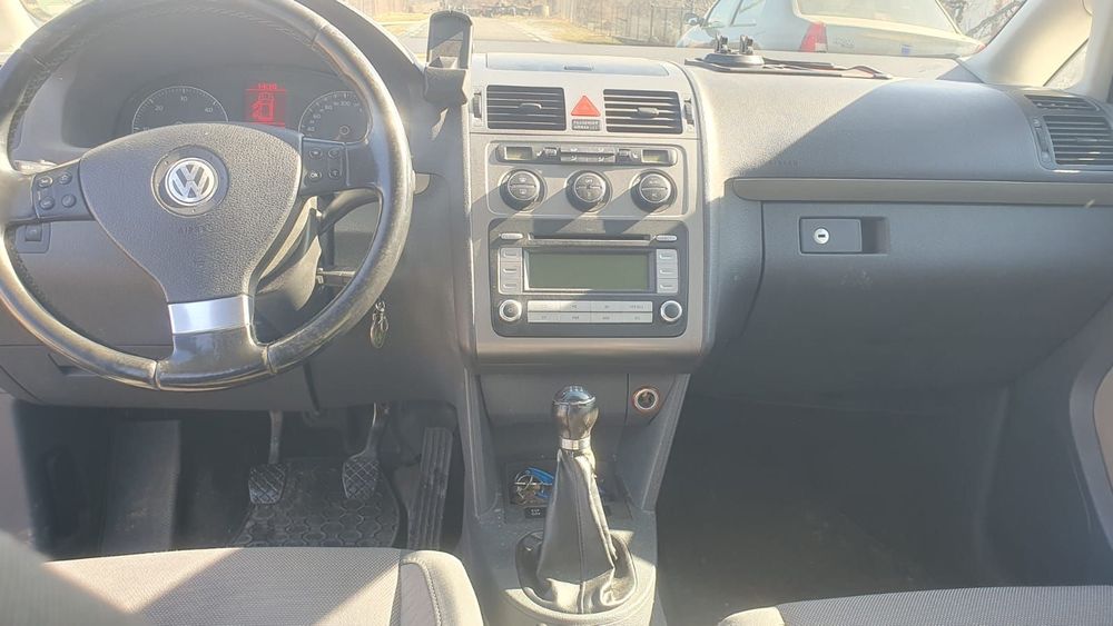 Volkswagen Touran De vanzare vw touran cross 7 locuri. Stare foarte buna, motor 2 litri