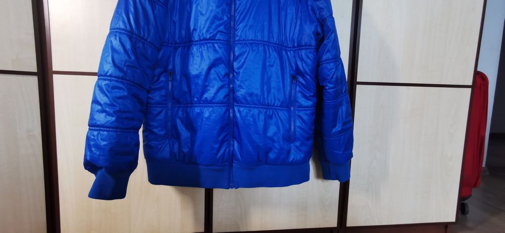 Geacă Adidas cu glugă detașabilă