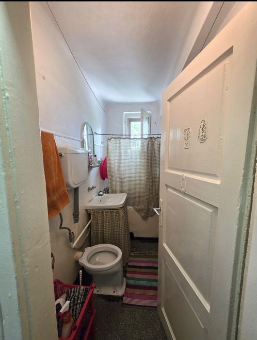 De vânzare Apartament 3 camere • Ștefan Luchian • Etajul 2 din 2 • Suprafață utilă 52,97mp + boxă 3,48mp • Necesită renovare • Preț ușor negociabil !