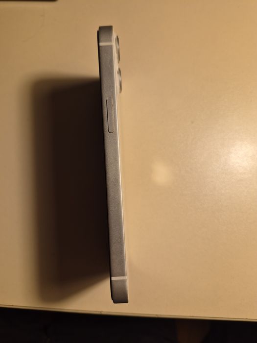 Vand iPhone 13 / 128 gb Alb