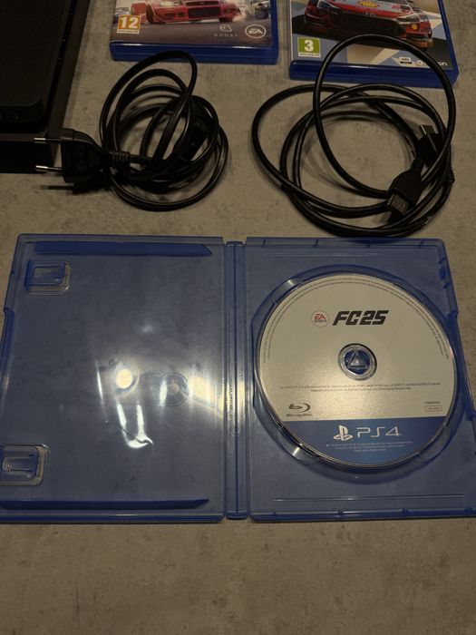 Продавам PS4 Slim.