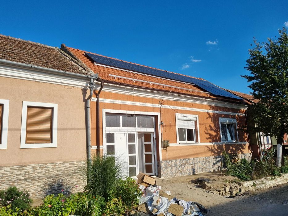 Montez panouri fotovoltaice