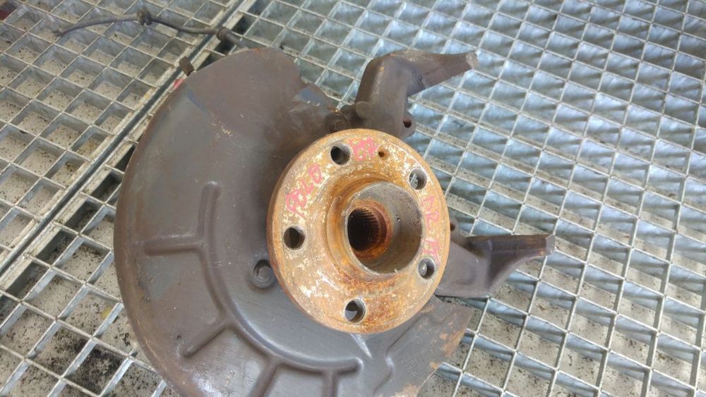 fuzeta dreapta fata vw polo 9n 6q0615312d