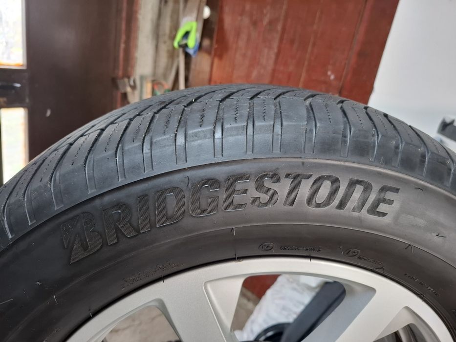 De vinzare 4roti audi q5 cu anvelope Bridgestone  M+S  in stare perfecta  pret, 520€