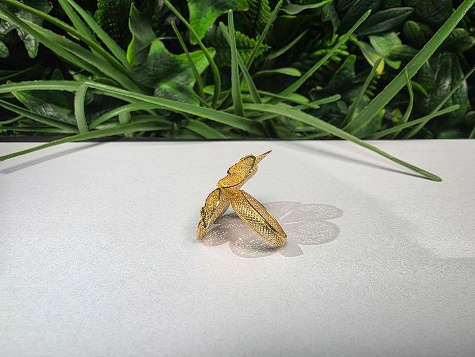 Елегантен златен пръстен с тегло 4,75 грама, проба 14 карата.