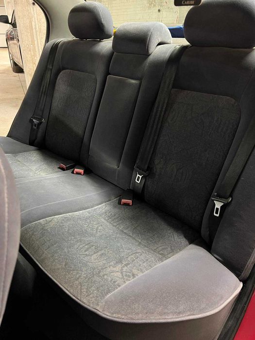 Продавам Тойота Авенсис 1.6