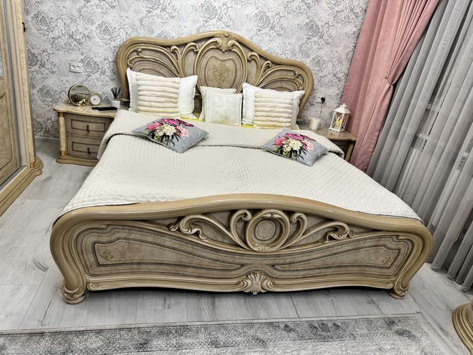 Продается итальянский гарнитур .