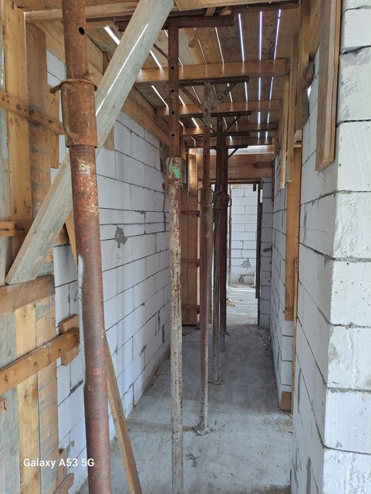 Construcții case la rosu și la cheie