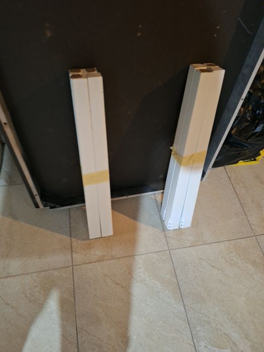 Două mese de vânzare