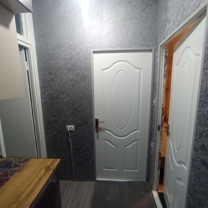 Кизларни кевартирага куяман . 2 хонали  битта хонасига куйилади.