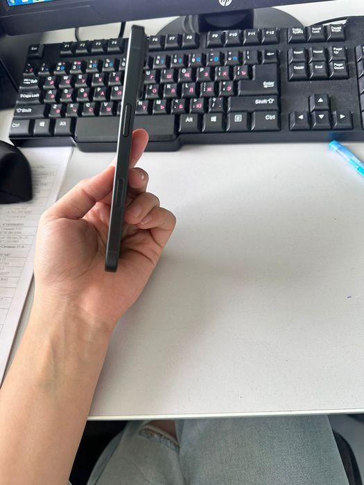 iPhone 16, черный