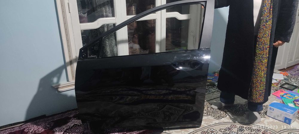 Onix old eshik chap taraf qora