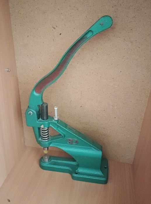Дисковый раскройный нож, стол, утюг