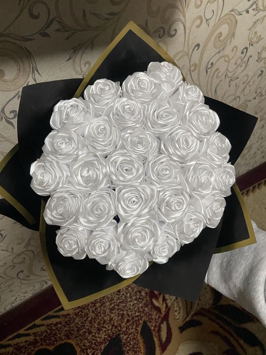 Букет из атласной ленты Atlas lentadan Buket