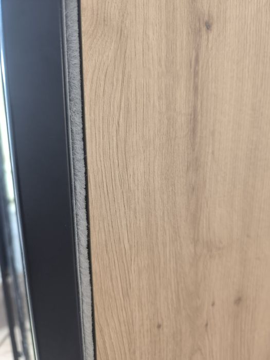 Гардероб с плъзгащи врати с механизъм за плавно затваряне Hettich