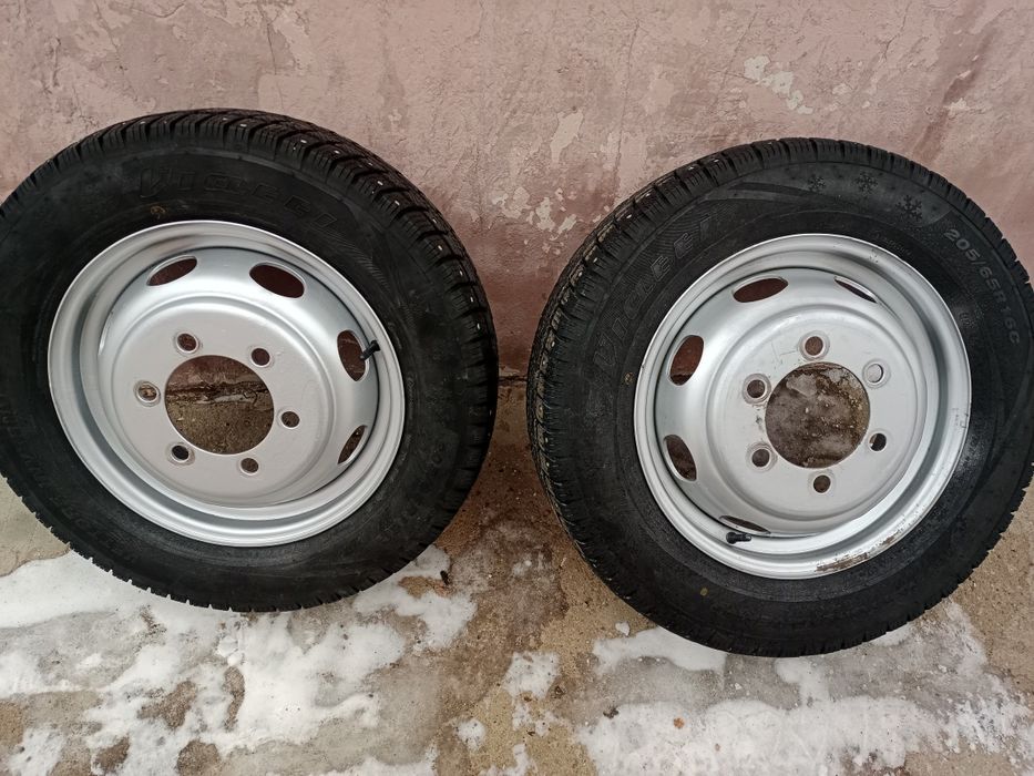Продам шины шипованные с дисками на газель