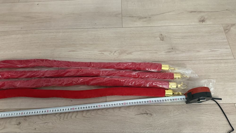 Set 4 cordoane delimitare din catifea roșie cu cârlige aurii, aprox. 145 cm