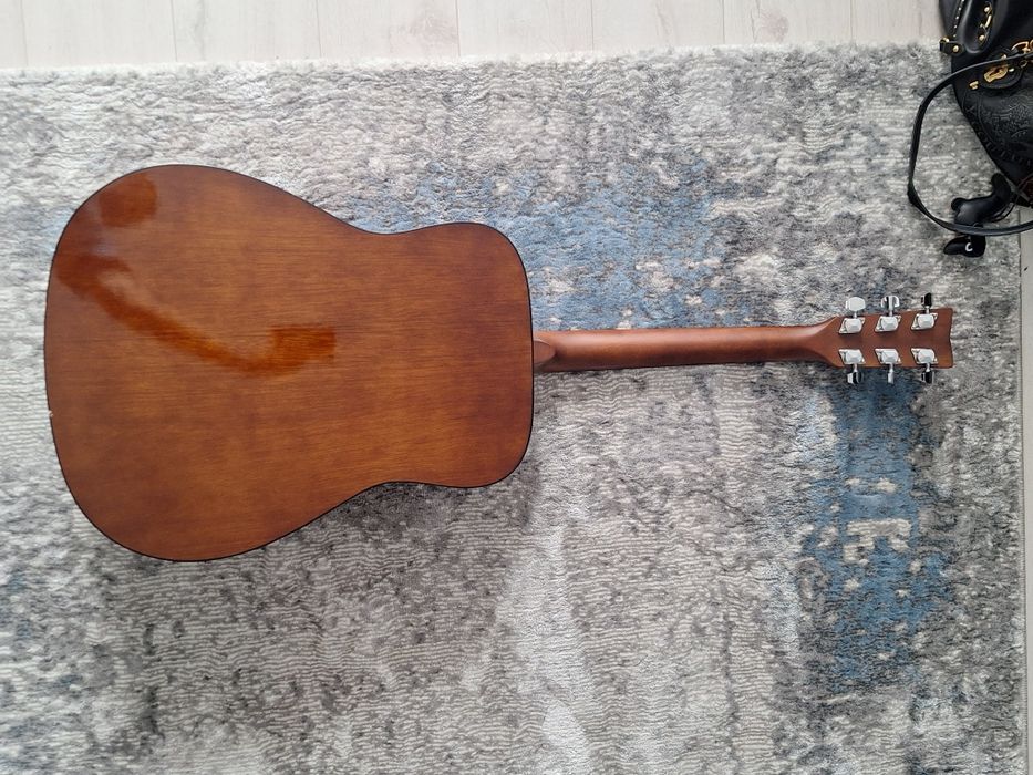 Chitara Yamaha F310 cu husa, capodastru si pana