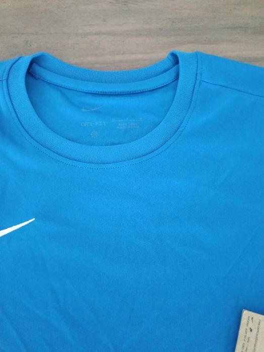 Tricouri Nike de bărbați și damă