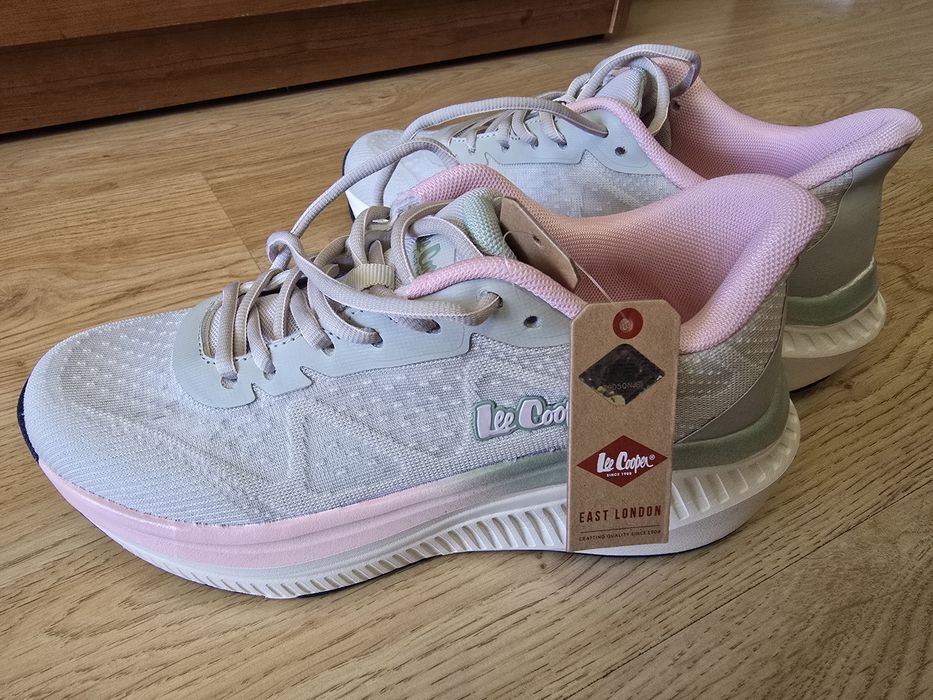 Продавам дамски маратонки  "Lee Cooper" размер 38