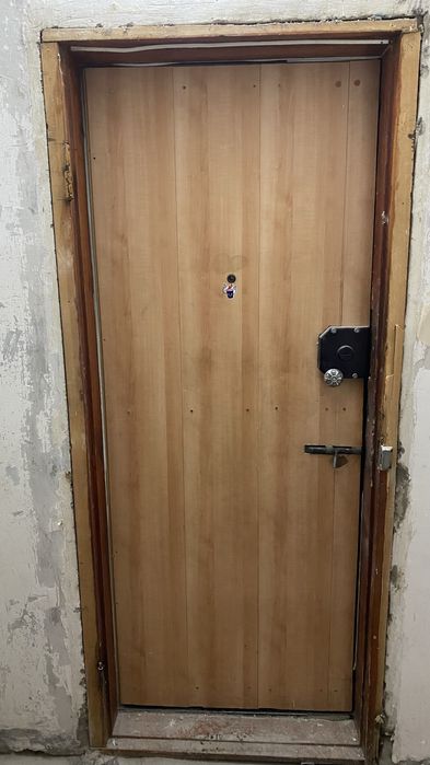 Входная дверь , металл.