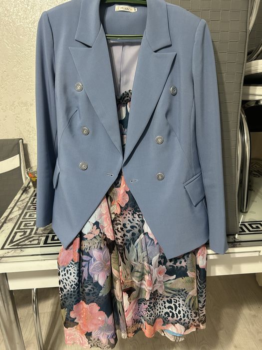 Костюмы офисные.