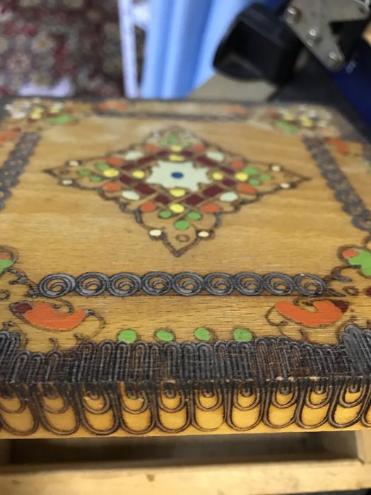 Кутия за цигари, кутия за бижута, чиния- народни мотиви.