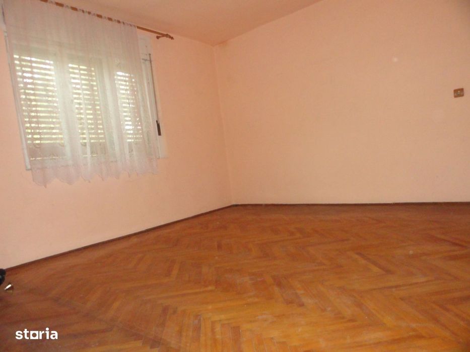 Casa 4 camere situata pe colt intr-o locatie buna in zona Gai