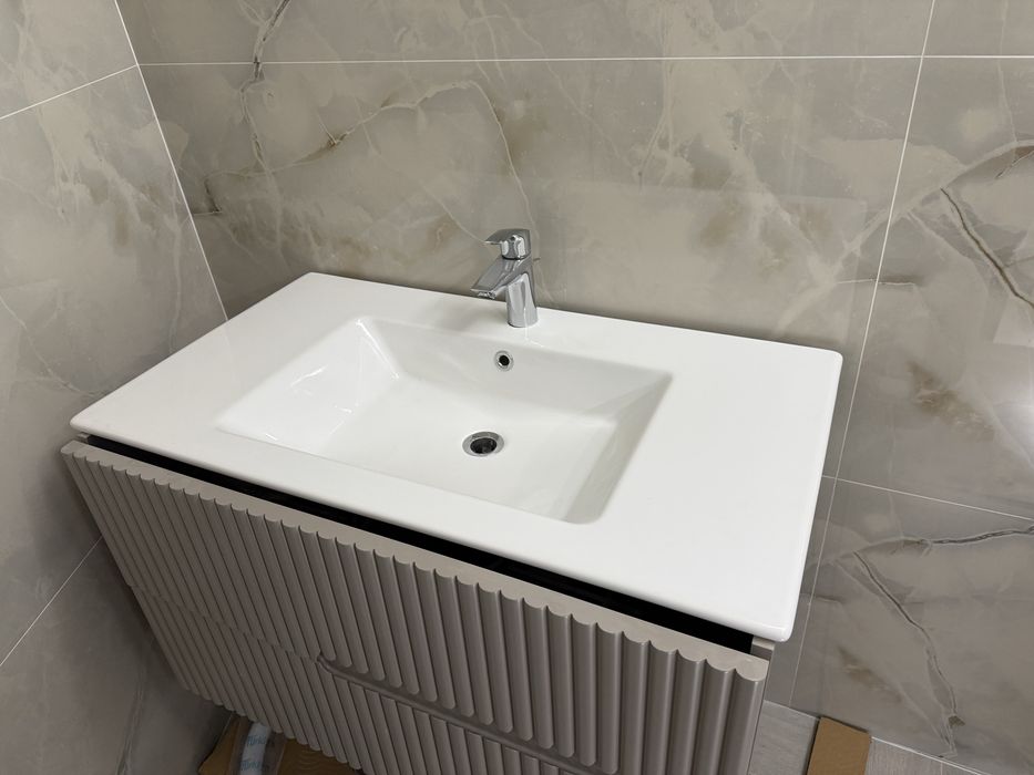 Чисто нов шкаф с мивка за баня!