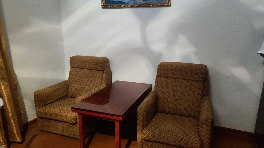 Журнальный столик с двумя креслами