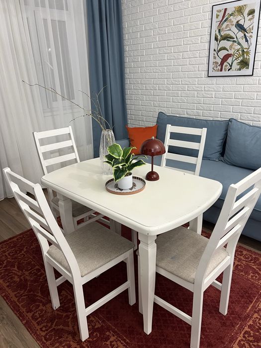 Продам кухонный стол и стулья