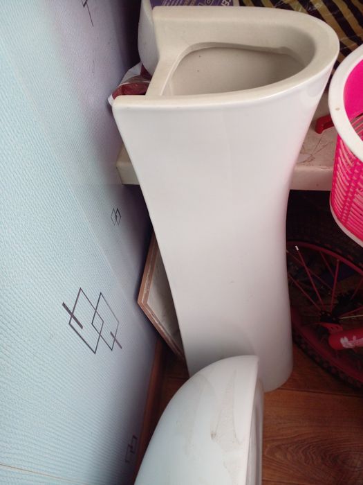 Продаётся раковина с пьедесталом.