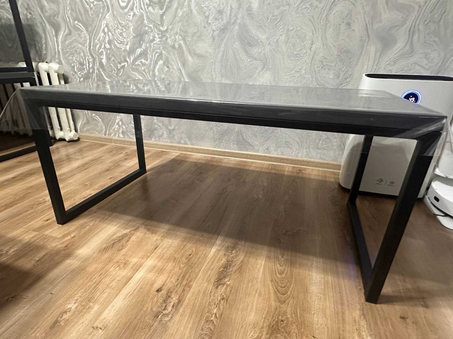 Набор из трёх столов с качественным покрытием и металлическим каркасом