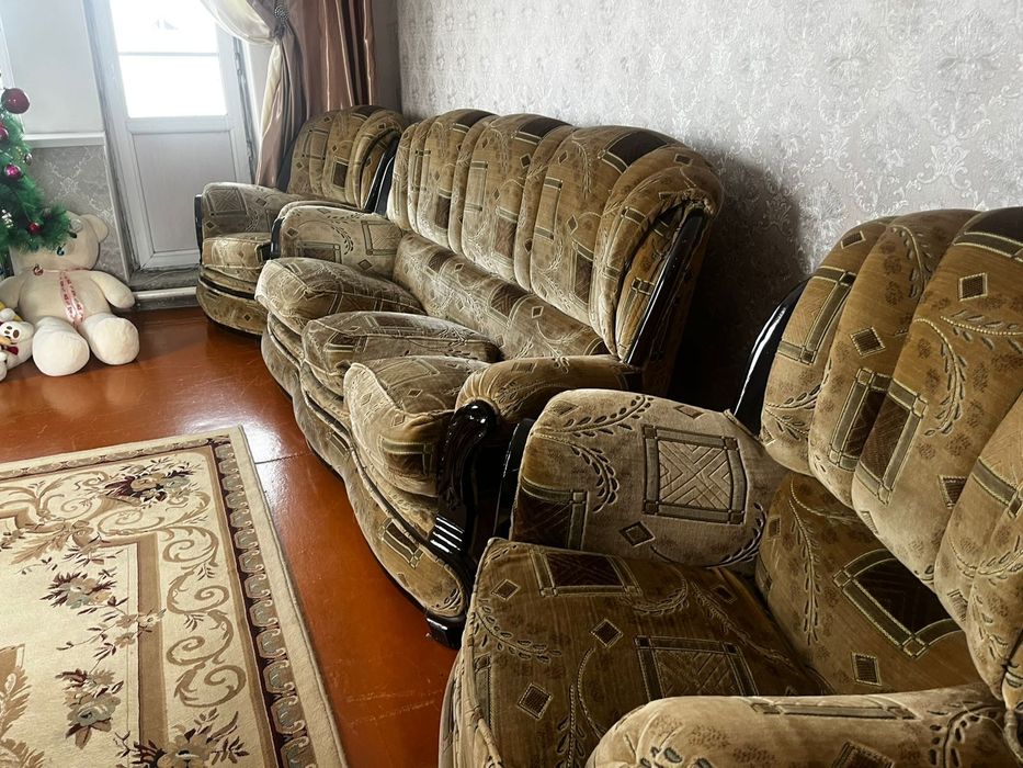 Продам диван и 2 кресла.
