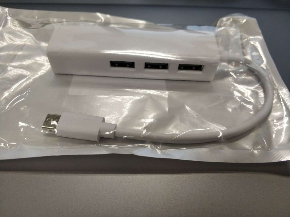 Thunderbolt 3 (USB-C) хъб с три USB порта и LAN порт.