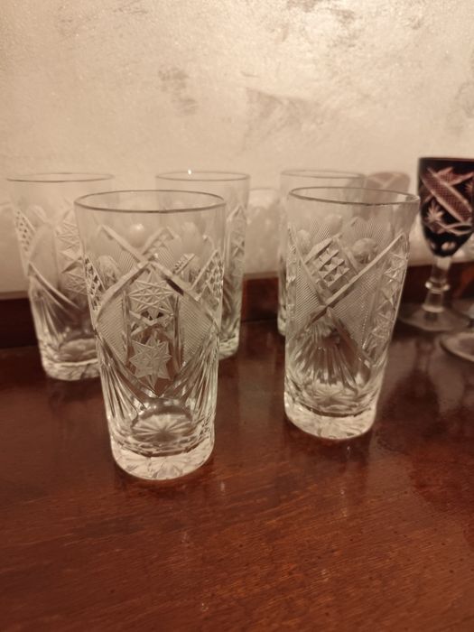 Кристални чаши за коняк и вино.