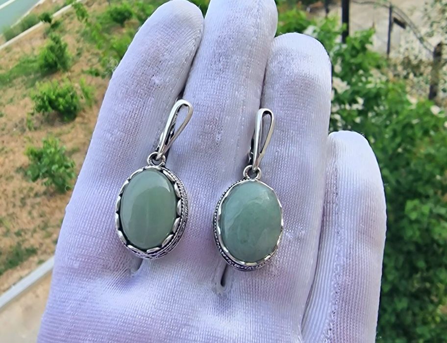 Сережки из натуральных камней.