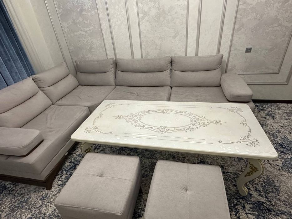 Угловой диван, стол ва 2 та пуфик сотилади