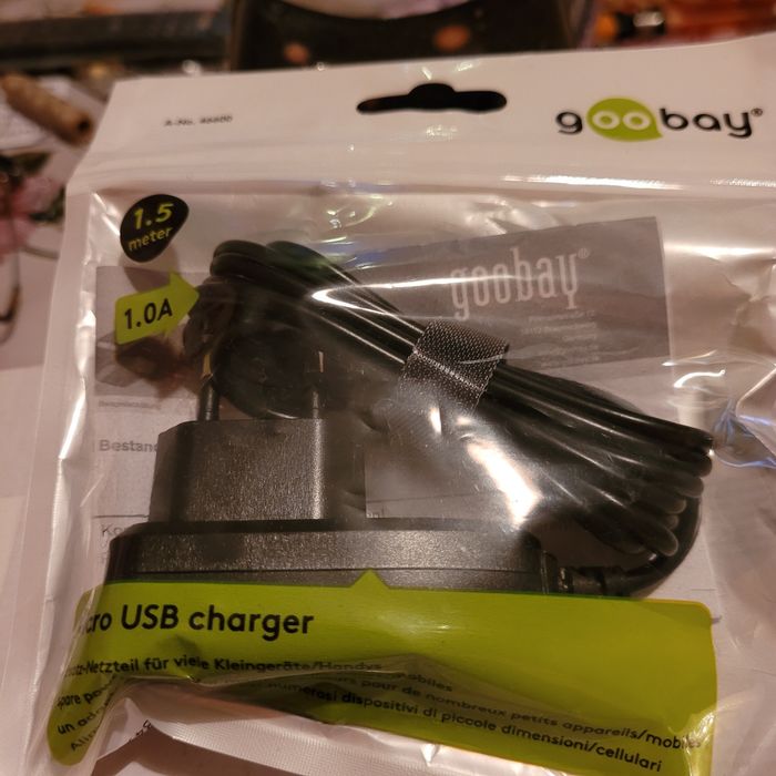 Продавам мемори картички и кабели за телефон