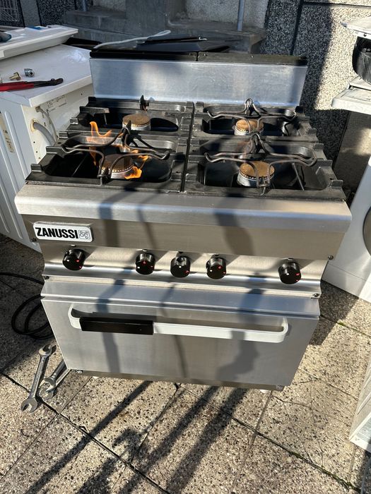 Професионална газова готварска печка Зануси/Zanussi