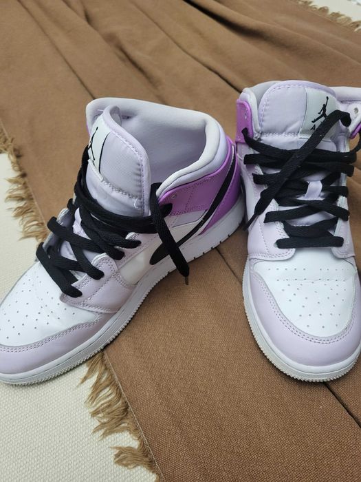 Snikears air jordan mid,stare foarte buna,marimea 40,25 cm