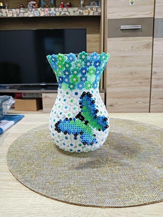 Vaza de sticla decorata manual cu margele Hama