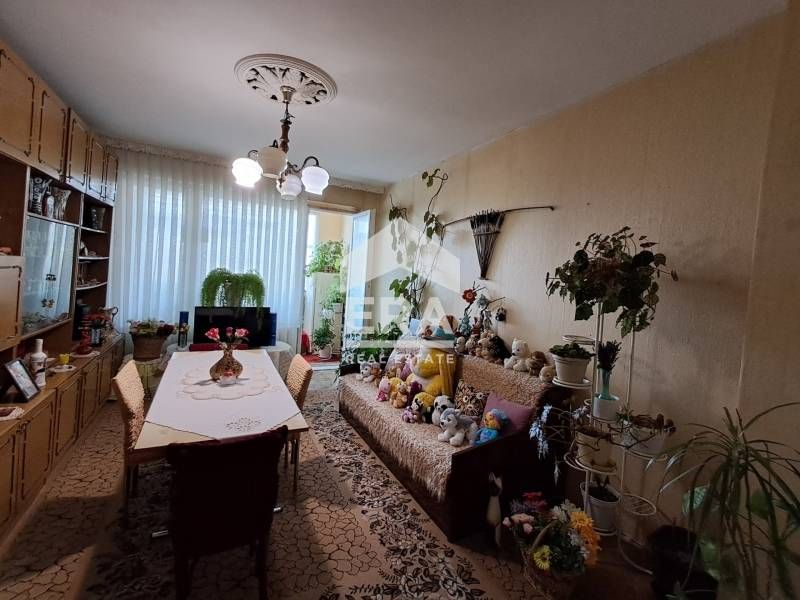 Тристаен ексклузивен апартамент за продажба, с отделна кухня, в санира