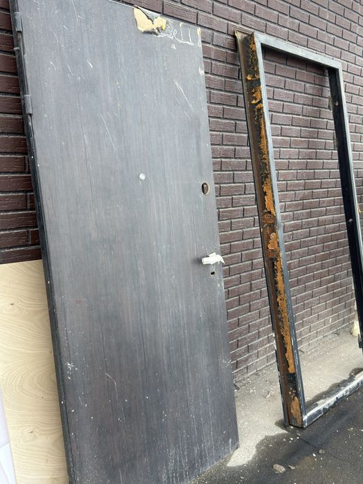 Железная входная дверь