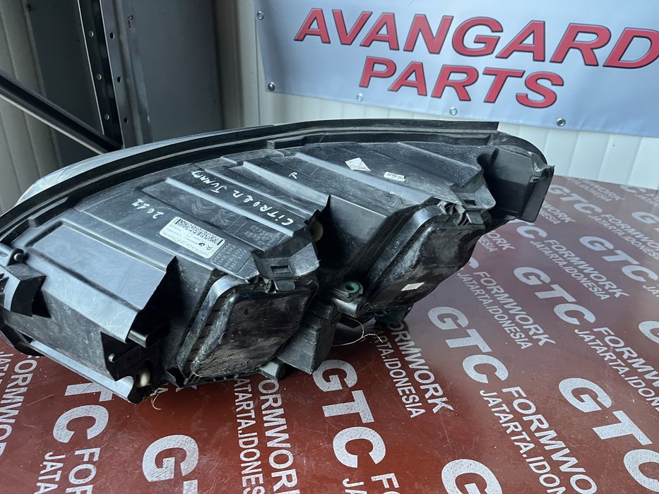 2 комплекта ляв и десен фар Citroen Jumpy 2016-2023